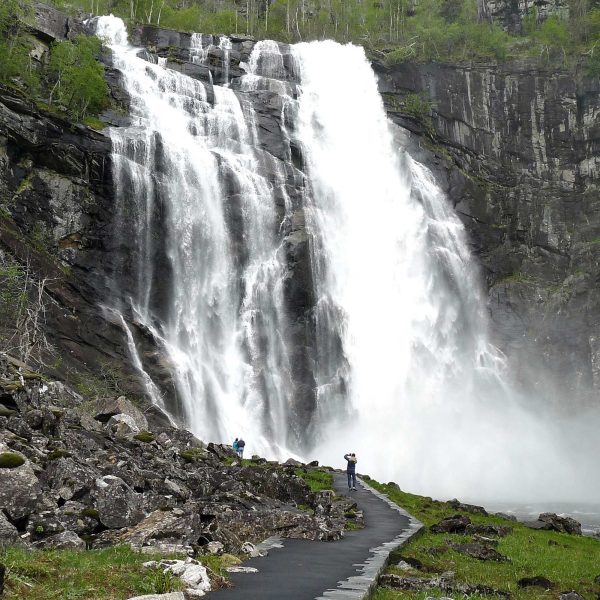 Skjervsfossen is situated adjacent to the former highway connecting Norway’s eastern part to the west, an important connection for trade and commerce. Situated at the top of a deep valley, the waterfall drops 135 meters. The upper tier of the falls has a steep twin drop about 70 meters tall, the lower tier is situated […]