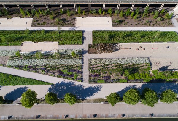 In 2011, the city of Rouen launched a project management competition to develop the low quays on the left bank of the Seine, between Pierre Corneille and Guillaume le Conquérant bridges, and to connect the Rollet peninsula. The low wharves ground had gone barren for the needs of the harbour. Then the activity withdrew, leaving […]
