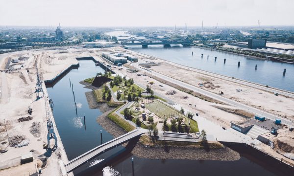 The Baakenpark is the green centre of the eastern HafenCity and of the quarter of Baakenhafen. The 1.6 hectare peninsula, artificially created with sand from the river Elbe, is located in the middle of the former harbour basin of Baakenhafen, which is characterized by linear edges, steel banks and stone promenades. With its wild shoreline, […]