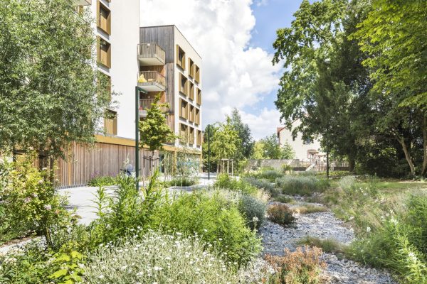 In the suburbs of Paris, Bagneux is a city currently undergoing a profound transformation and densification with the arrival of two metropolitan stations : the extension of line 4 in connection with the new line 15 Grand Paris Express. The Victor Hugo neighbourhood both anticipates and accompanies this change, with the planned construction of new [&hellip;]