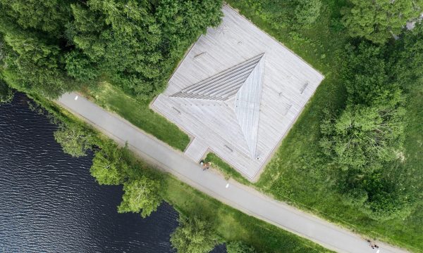 A site-specific outdoor gym With the gesture of a land art object, the Tetraeder was designed in cooperation with artist Gunilla Bandolin, and manifests a unique site along the shoreline of lake Trummen in Växjö. While being both a landmark and site-specific art object, the Tetraeder is a fusion of sculpture and outdoor gym that […]