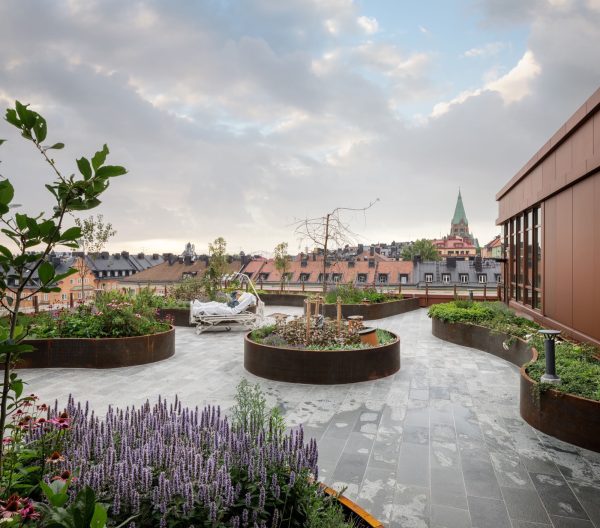 The commission included the design and construction of the outdoor environments at Ersta Diakoni’s new hospital on Södermalm in Stockholm. The focus has been on creating green, harmonious, and functional spaces for patients, visitors, and staff. The outdoor areas comprise an entrance square, courtyards, and roof terraces, each with its own unique conditions. A hospital […]