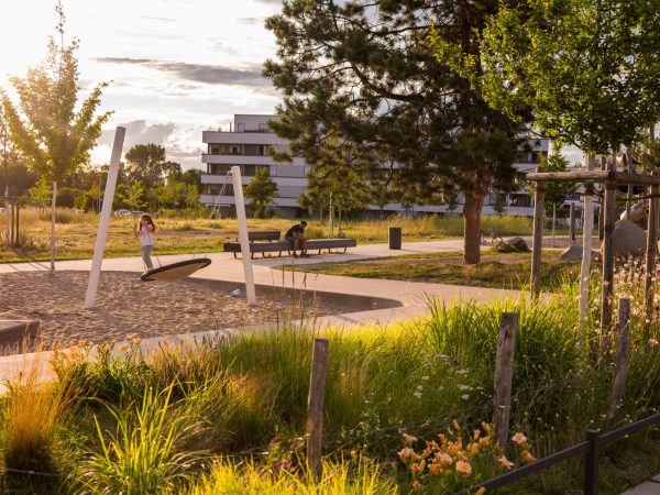 On the conversion area of the former US-American housing area in the south of Darmstadt, a lively urban quarter for ca. 5,000 residents will be created until 2021. The central quarter park forms the core of the urban development. Surrounded by a loose framework of trees, the southerly exposed, sandy meadow clearing with its wide […]