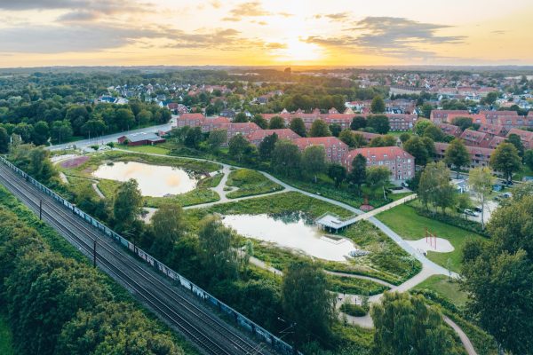 Our ambition is for parks, nature and green areas to make a difference, regardless of whether you need a mental break or to get your heart rate up. Pulsparken turns climate adaptation into potential for training, exercise and play. The 24,000 square meter park is part of the urban renewal in the neighborhood Bolbro in [&hellip;]