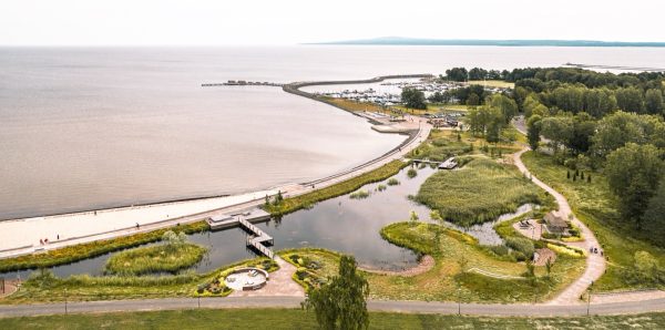 Framnäs Strandpark: reclaiming the horizon The park’s role in the urban fabric Framnäs Strandpark marks the inaugural chapter in Lidköping’s ambitious urban transformation, a strategic move to reunite the city with the expansive waters of Lake Vänern. Situated against the dramatic backdrop of the Kinnekulle plateau, the park acts as a vital link between the [&hellip;]