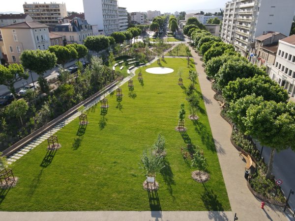 The Jean-Jaurès garden promenade, spanning nearly 3 hectares, embodies an innovative and committed approach to urban resilience, the rewilding of the city center, and the de-sealing of soils. This project transforms a predominantly paved and impermeable parking lot into a vast ecological corridor, where the fertile subsoil is revealed and enriched. This project, which prioritizes [&hellip;]