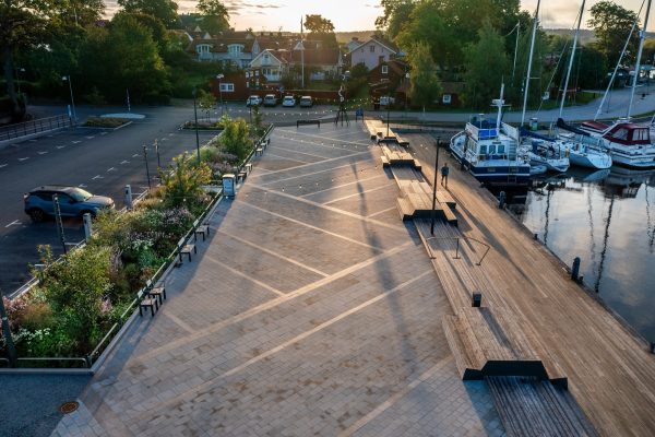 Hamnplan in Sigtuna has been reimagined as a vibrant waterfront plaza. Once a gravel car park, the site is now a generous public meeting place overlooking Lake Mälaren. Comfortable seating, a sculptural rain garden, new lighting and integrated artwork invite visitors to pause, gather and take in the view. Framing the waterfront The south-facing position [&hellip;]