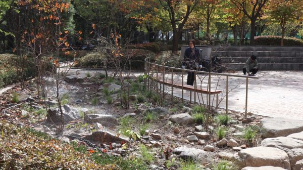 Jangpyeong Neighborhood Park is located in Dongdaemun-gu, Seoul, embedded between large apartment complexes and connected to the nearby Jungnangcheon stream by a pedestrian bridge. Despite its relatively small size, the park is heavily used by local residents due to its proximity to a community sports center and surrounding housing. In 2024, Seoul Green Trust—working in [&hellip;]