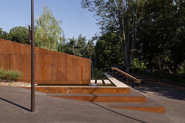 The descent of the water in the Seine valley is the subject of a sculpture-fountain, an aerial aqueduc which forms the framework of two new public spaces. Water rises ground falls – The aqueduc raises water within sight, hearing and touch. The water remains horizontal as often and as long as possible and, conducted by [&hellip;]