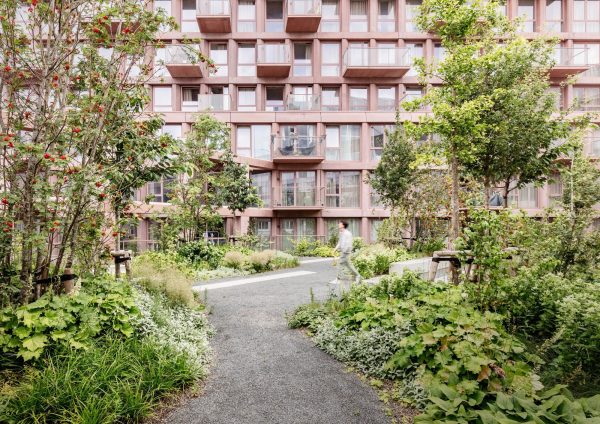 Highnote is defined by its triangular base, which contains a series of gardens. These communal and flexible green spaces are designed for meeting, working, relaxing or studying in a natural setting. The colonnade serves as a connecting element throughout, linking the spaces together. The green spaces consist of three gardens, where semi-paving and concrete are [&hellip;]