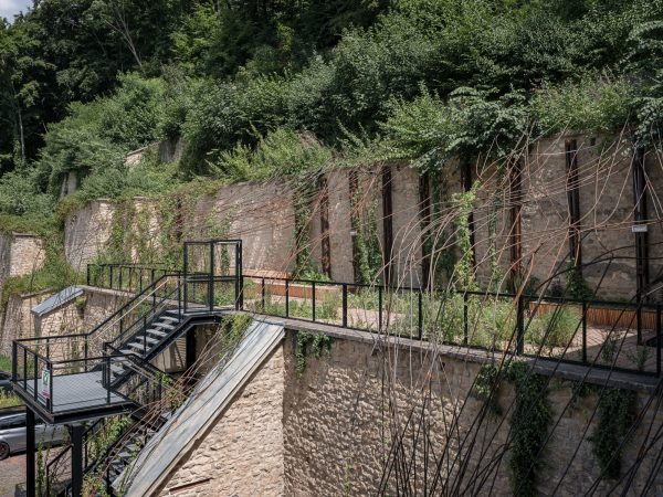 “Roots of the Future” is an ephemeral garden that has become permanent, taking the form of a “landscape-sculpture.” An extraordinary creation perched like a balcony over the Alzette valley, it develops a singular aesthetic and encourages exuberant plant growth. A tall planted cliff face, the slopes of the Alzette here take the shape of a [&hellip;]