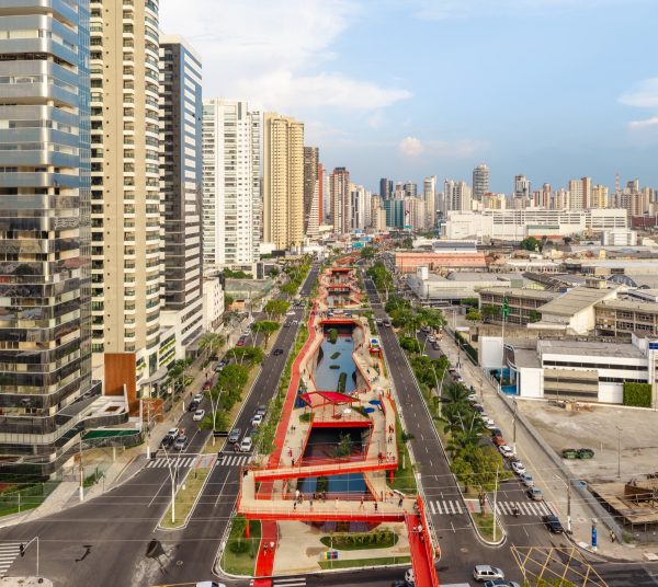 Parque Linear Doca is a landscape-led urban regeneration project located in Belém, within a low-lying and flood-prone territory historically shaped by the presence of water. The site corresponds to the former Igarapé das Almas, once part of the Reduto hydrographic basin, now reduced to an artificial canal confined within the central median of Avenida Visconde [&hellip;]