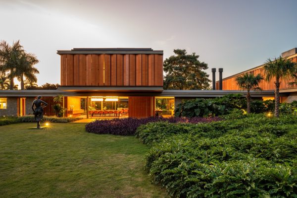 The Green Golf Residence is located in Campinas, in the state of São Paulo. The landscape design for the residence created a welcoming and vibrant garden featuring organic shapes and tropical vegetation that enhance the clean, rectilinear geometry of the architecture. The project also includes the design of a recreational area featuring a swimming pool [&hellip;]