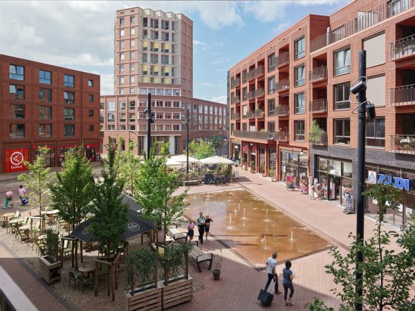 In the ‘Hart van de Waalsprong,’ DE URBANISTEN designed the public space for a new, compact centre in Nijmegen, located directly across the river Waal from the historic city center. This lively district combines 11,500 m² of commercial space with 450 homes, all organized around a series of intimate and inviting public spaces. Moving away [&hellip;]