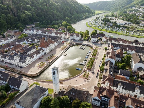 The redesign of the harbor area in Bad Karlshafen has successfully revitalized the Baroque old town and created a social hub in the city center. The focus of the new design is the revitalization of the historic harbor, which serves as a hub for encounters and a gathering place for residents and visitors alike. The [&hellip;]