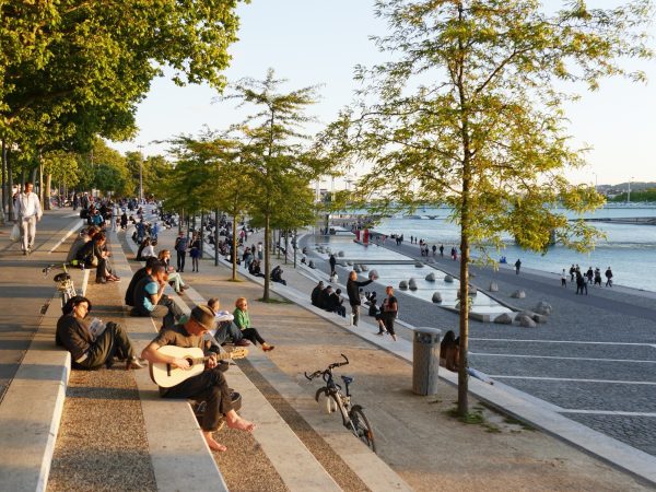 On the left bank of the Rhône in Lyon, the riverbanks form a vast crescent covering nearly 10 hectares and stretching over 5 km in length, in the heart of the city. In 2002, the Communauté Urbaine and the City of Lyon initiated a project to reclaim this site to return these former quays, gradually [&hellip;]