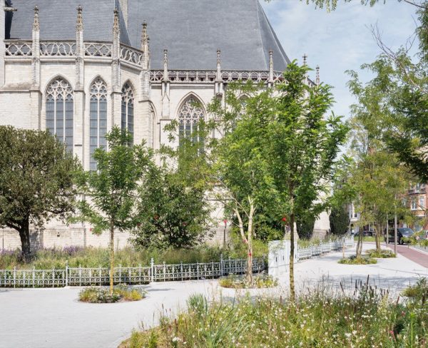 Heldenplein in Vilvoorde has undergone a complete transformation: from a congested traffic junction and parking area into a green, safe and characterful public space. The introduction of the Ringtrambus created a unique opportunity to combine necessary mobility interventions with an integrated redesign of the square — an approach that not only improves traffic flow, but [&hellip;]