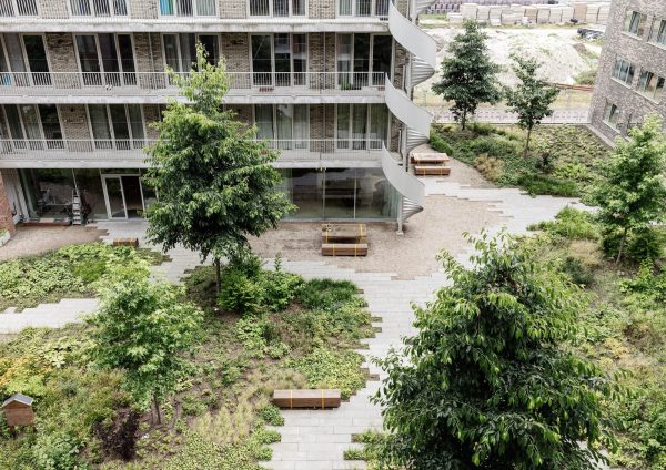 Once the bustling heart of the timber industry, the Houthavens has in recent years been transformed into a modern, sustainable residential and working district. Within this forward-looking urban setting, the courtyard garden serves as a green oasis—a place where residents and visitors can relax, connect, and unwind. The courtyard garden features robust, naturalistic planting that [&hellip;]