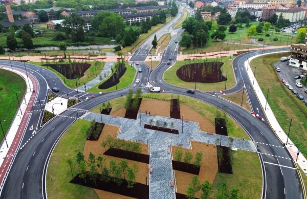 The old motorway entrance to the city of Oviedo (Asturias, northern Spain) has been almost completely transformed in recent years. One of the most ambitious and complex sections so far is a large roundabout designed to filter and divert the previously heavy traffic. You must bear in mind that in this part of Spain there [&hellip;]