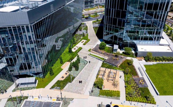 Vantage is a 19-acre life-science campus in South San Francisco designed to foster discovery and collaboration. Outdoor gathering spaces extend the workplace outdoors, including a flexible event lawn, seating decks, a combined putting green and bocce court, and shaded meeting areas. A unique layering of site details improves the functionality of these outdoor spaces, providing [&hellip;]
